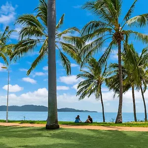 https://waters-edge-the-strand.queenslandhotels.net